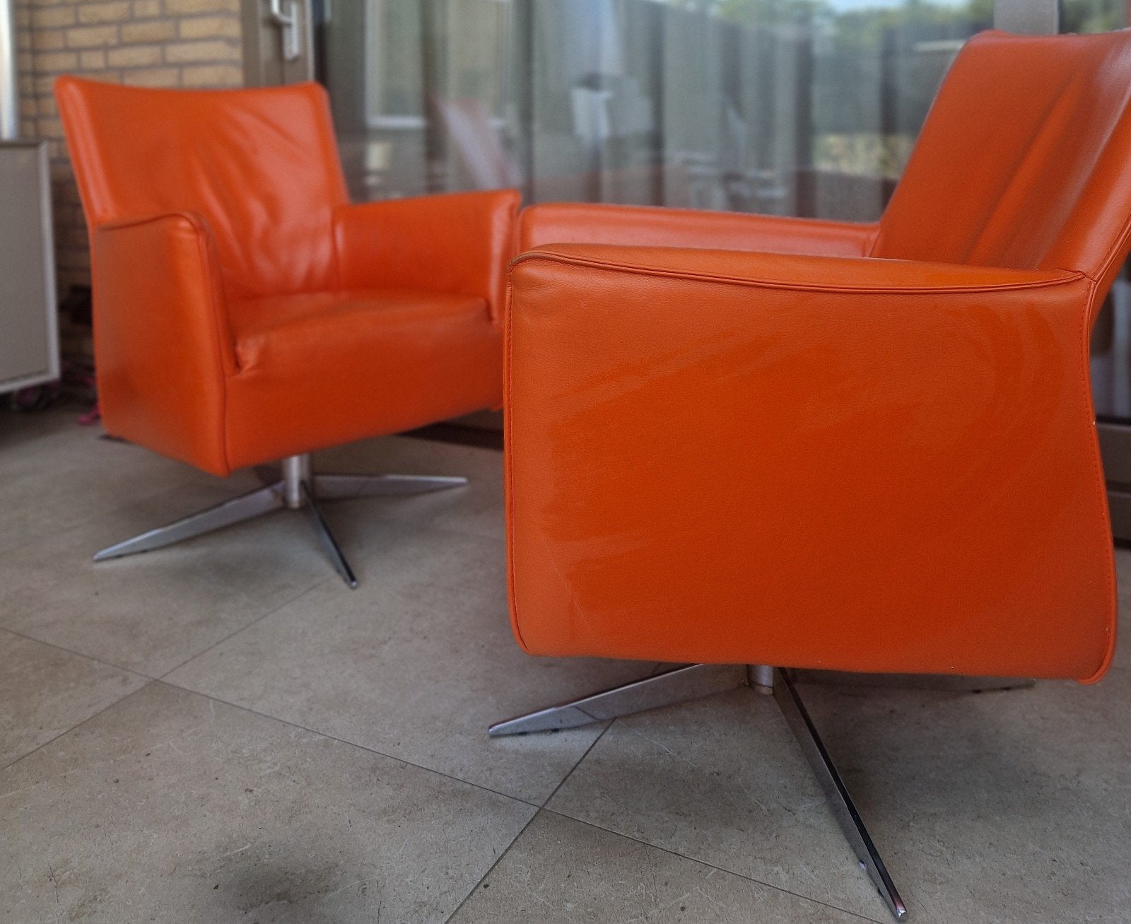 Fauteuils oranje leder met Draaivoet, Huis en Inrichting, Ophalen, Modern, Retro, Gebruikt, Twee