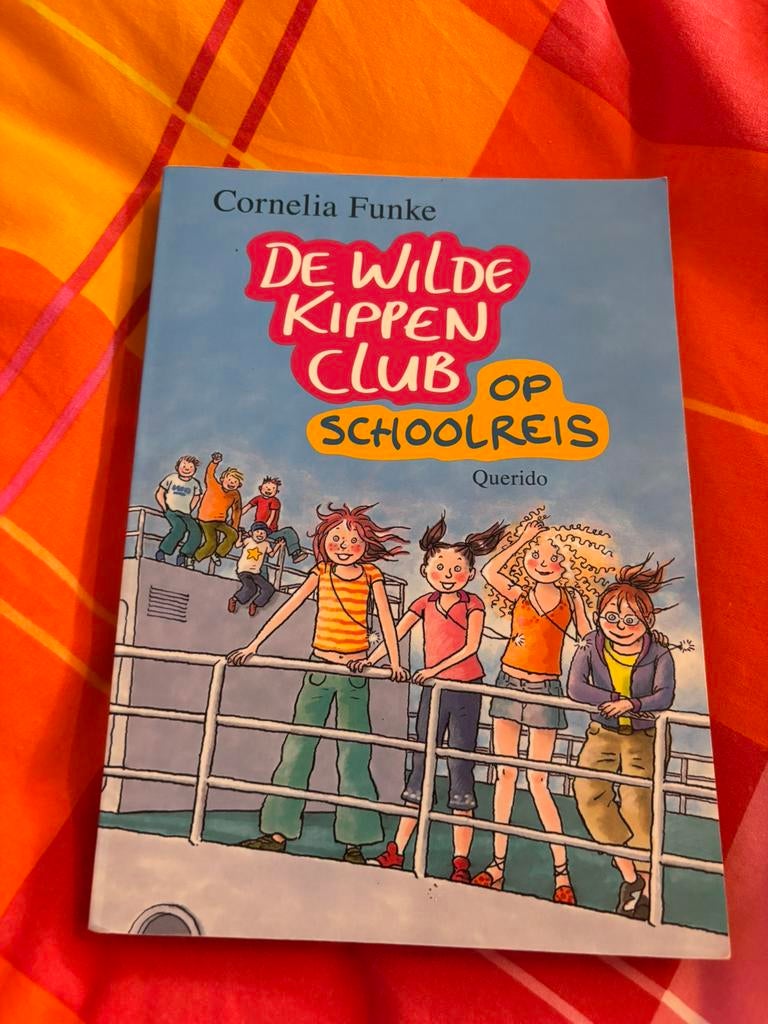 De Wilde Kippenclub op schoolreis - Cornelia Funke (Deel 2), Ophalen of Verzenden, Zo goed als nieuw, Fictie