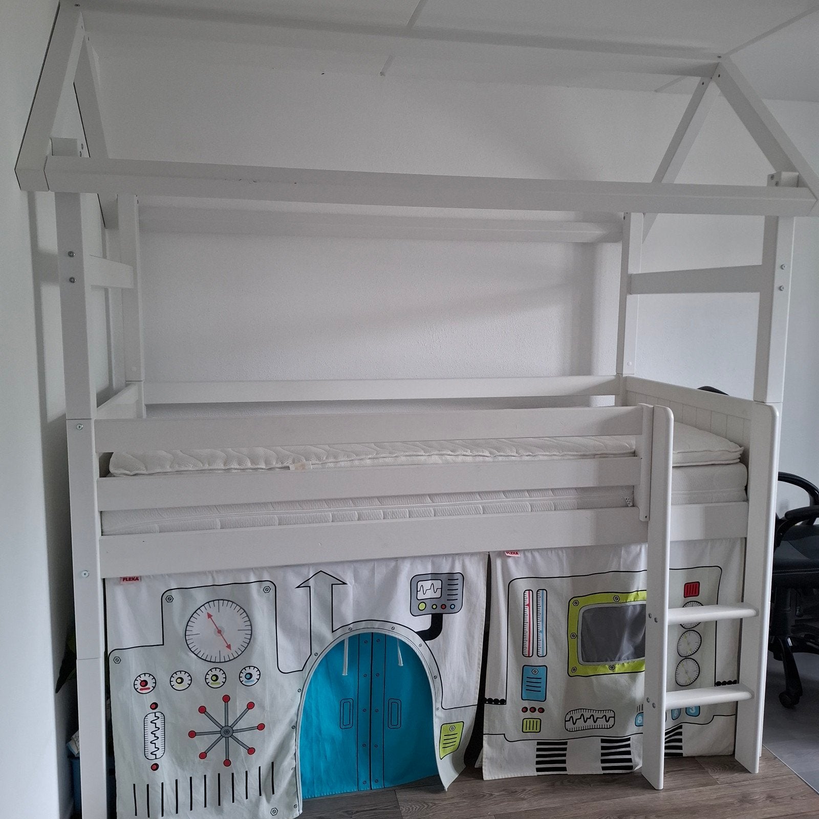 Leuk halfhoogslaper bed met speelgordijn en matras, Ophalen, Zo goed als nieuw, Halfhoogslaper