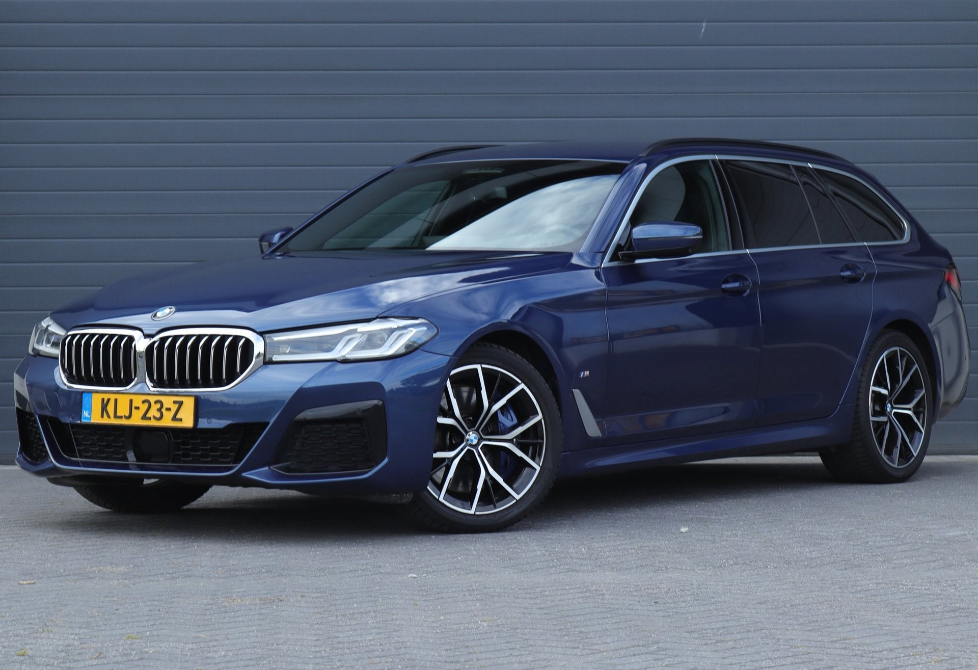 BMW 5-serie Touring 540i xDrive High Executive Harman Kardon, Auto's, BMW, Gebruikt, 2000 kg, Blauw, Leder