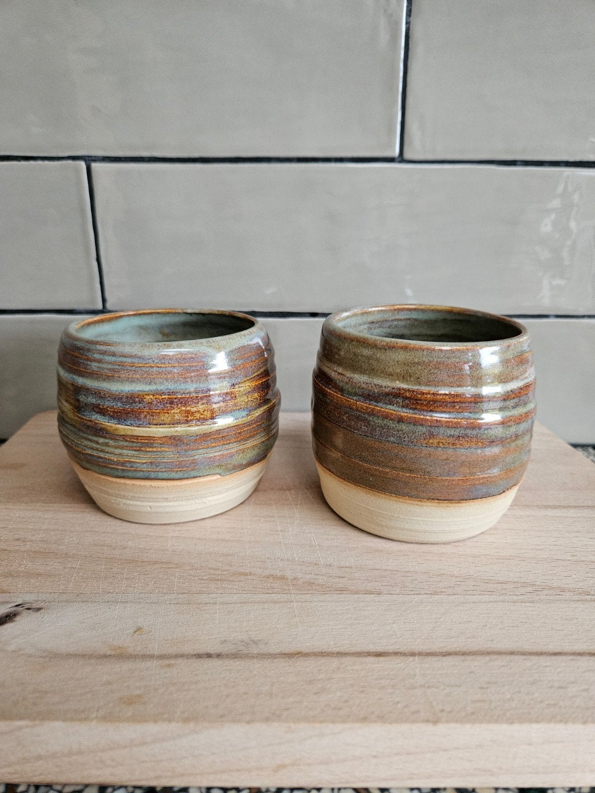 Handgemaakte keramieke mokjes 2 stuks, Huis en Inrichting, Keuken | Servies, Nieuw, Kop(pen) en/of Schotel(s), Overige stijlen