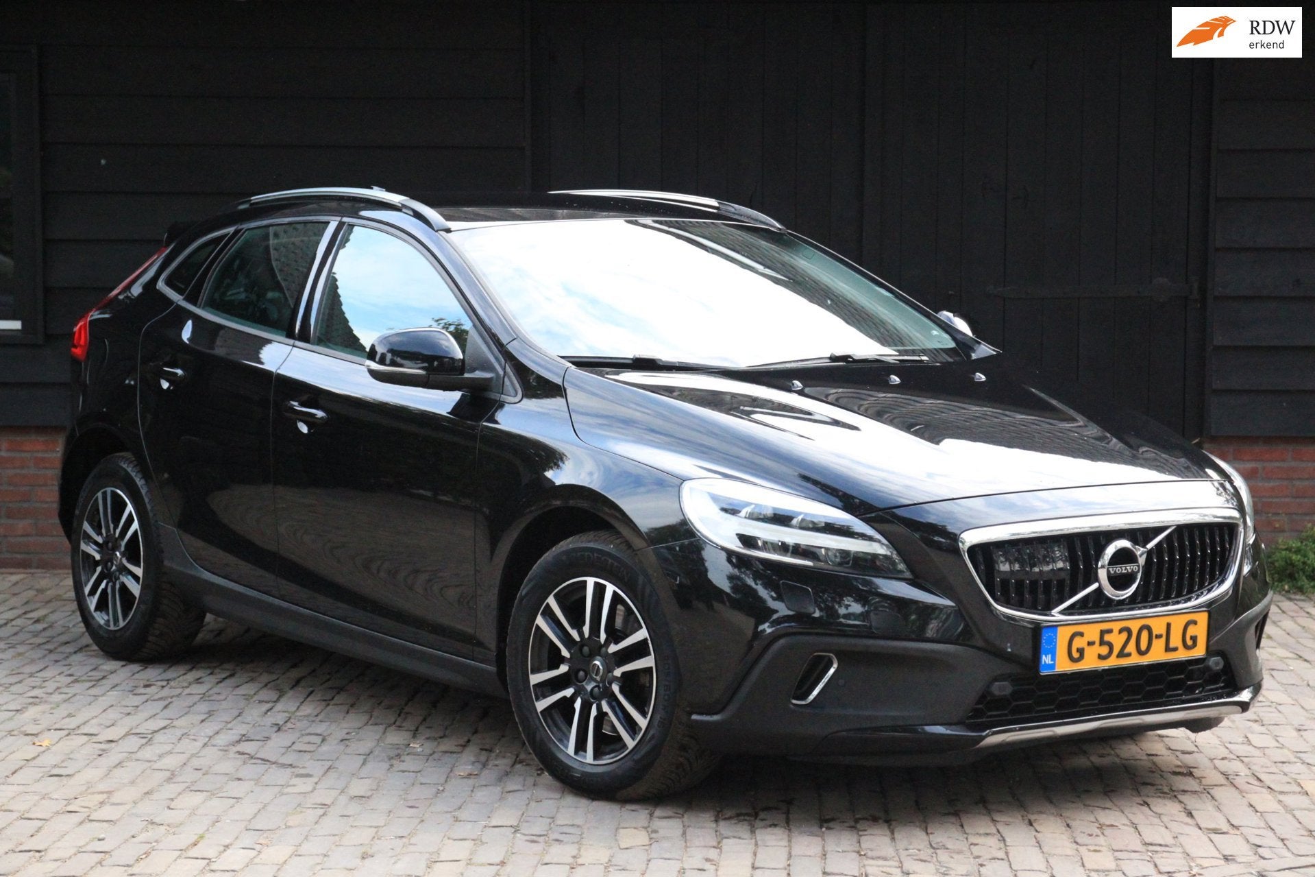 Volvo V40 Cross Country 1.5 T3 Edition+ Camera/Leer/Adaptive, Dealer onderhouden, 4 cilinders, 700 kg, Zwart