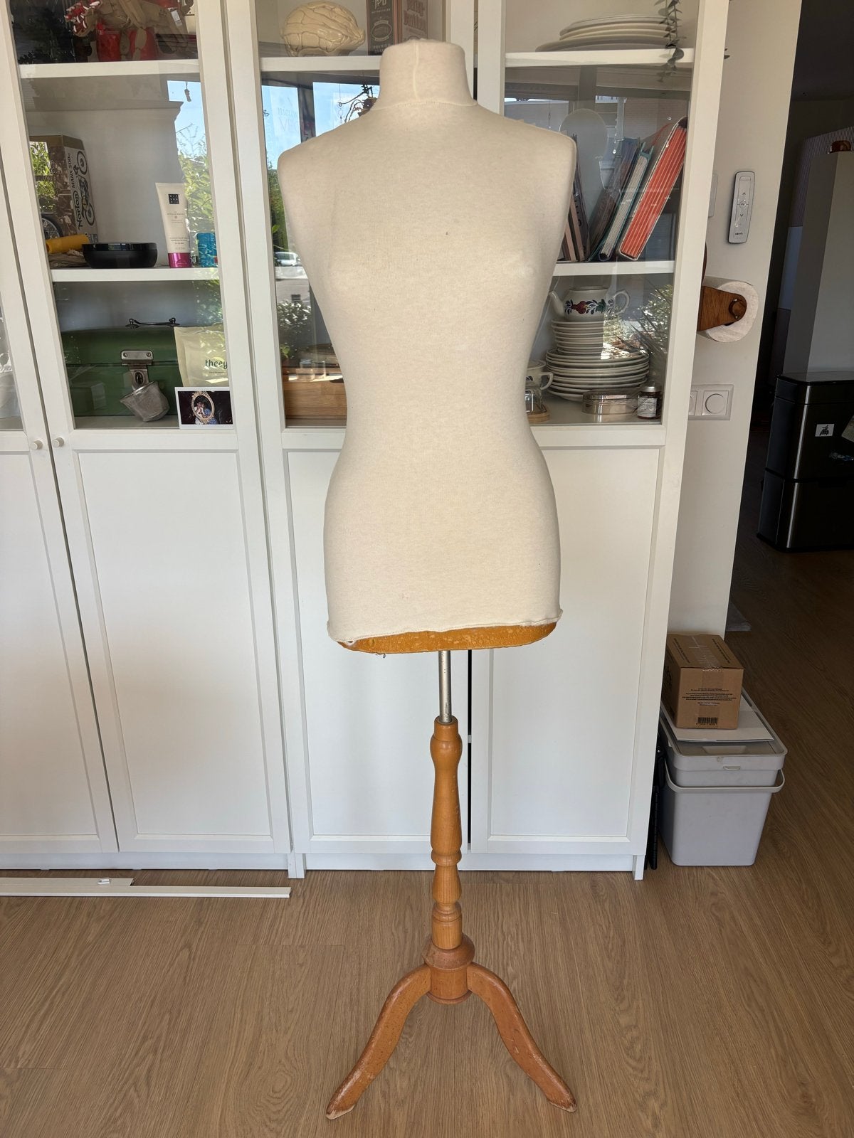 Vintage paspop met houten standaard, Ophalen