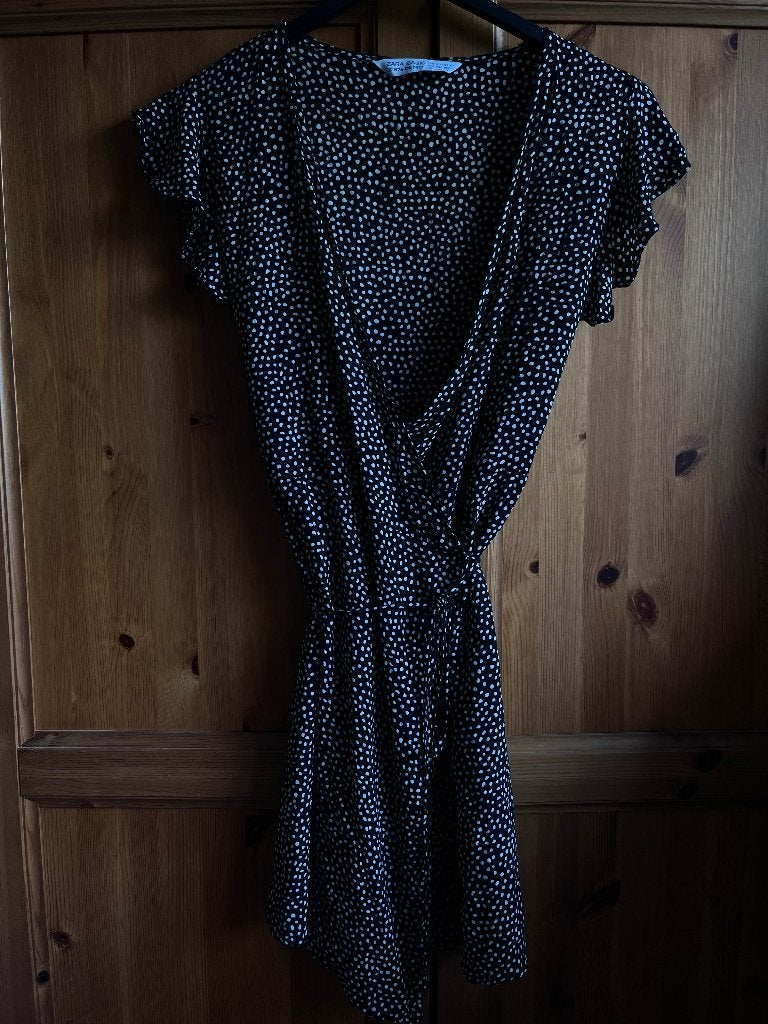 Zwarte jurk met stipjes ZARA, Ophalen of Verzenden, Zo goed als nieuw, Maat 34 (XS) of kleiner, Boven de knie