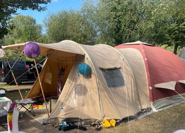 Karsten tent - family 350 met 3 voor luifels en regenluifel, Ophalen, Zo goed als nieuw