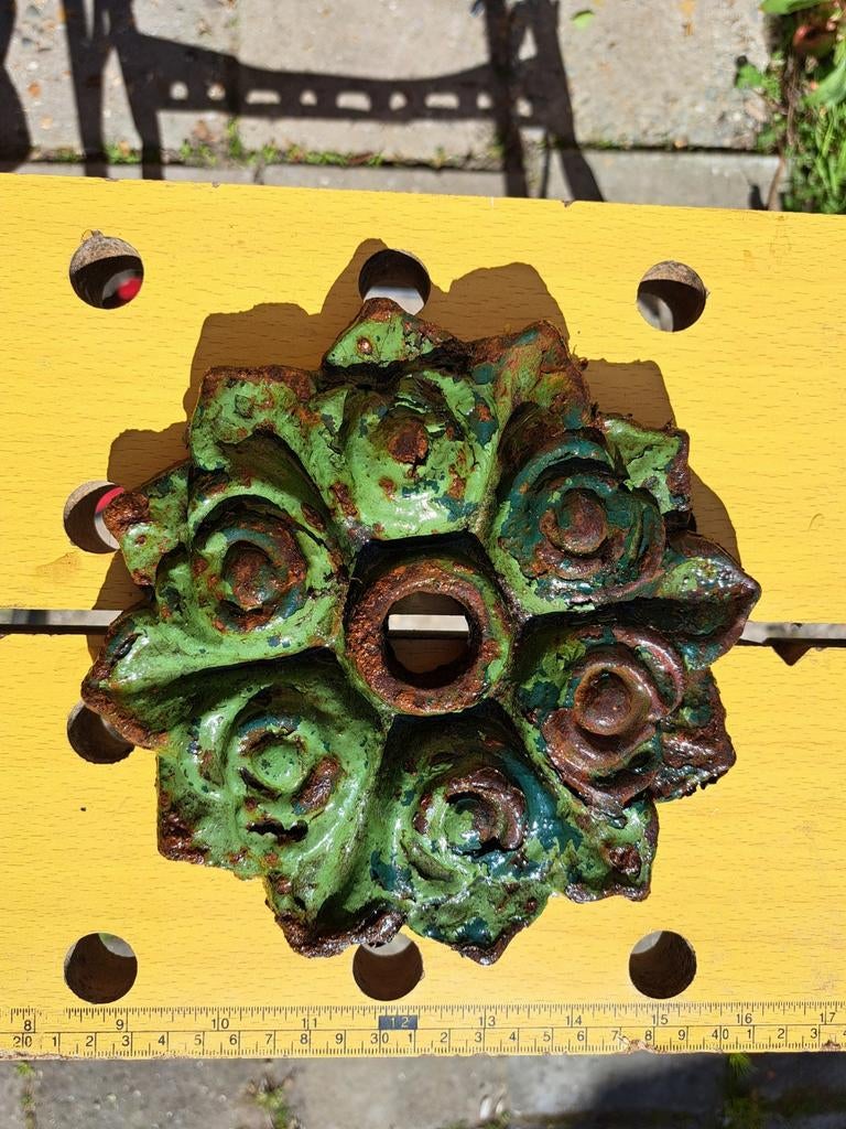 Decoratieve gietijzeren rozet - Vintage/Antiek, Antiek en Kunst, Ophalen of Verzenden