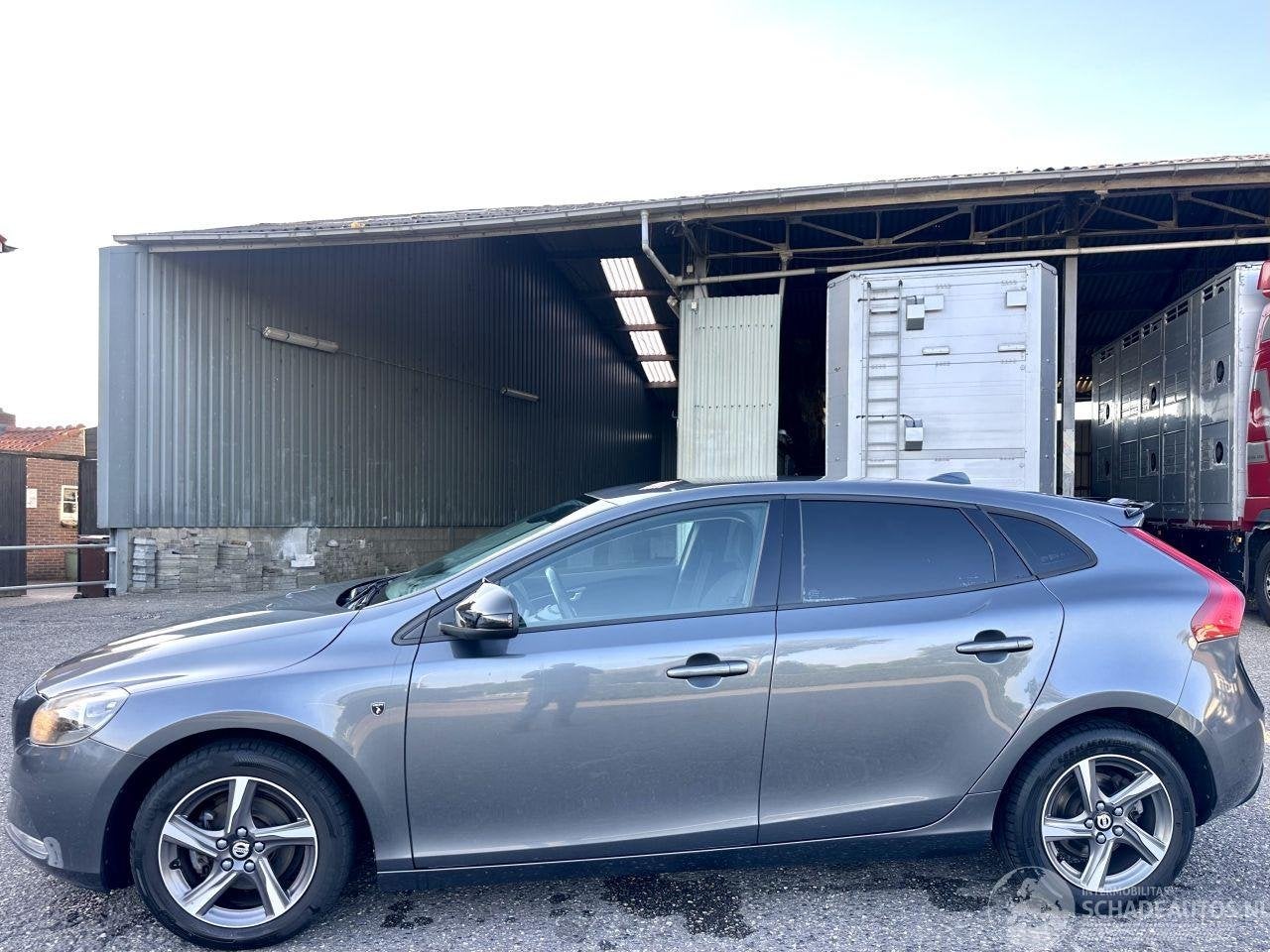 Volvo V40 1.6 D2 114pk 6-bak Momentum - navi - camera - velg, Info@volvocars.com, 1560 cc, Volvo, Zilver of Grijs