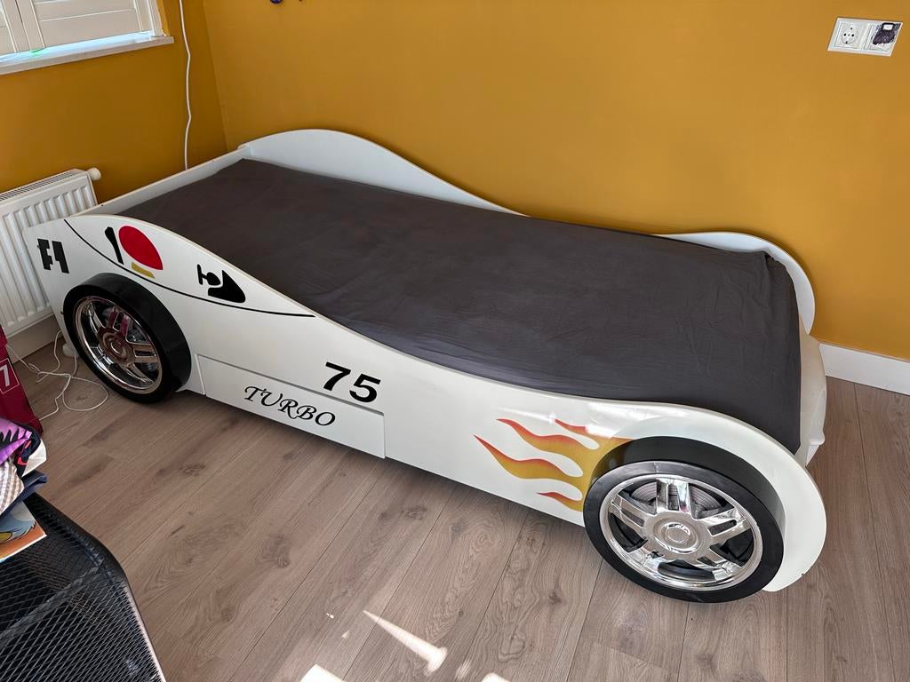 Formule 1 Autobed voor Kinderen - Wit met Race Details, Ophalen, 85 tot 100 cm, Gebruikt, Matras
