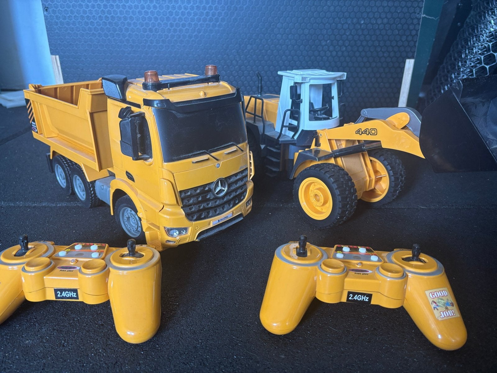 RC Bouwvoertuigen Set: Vrachtwagen & Graafmachine, Hobby en Vrije tijd, Elektro, Ophalen of Verzenden, Zo goed als nieuw, RTR (Ready to Run)
