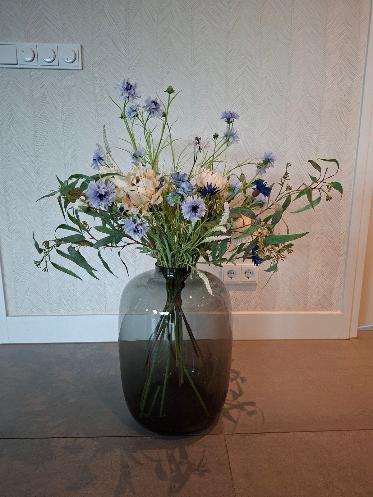 Grote glazen vaas met kunstbloemen, Huis en Inrichting, Woonaccessoires | Vazen, 45 cm, Ophalen of Verzenden, Grijs, Glas
