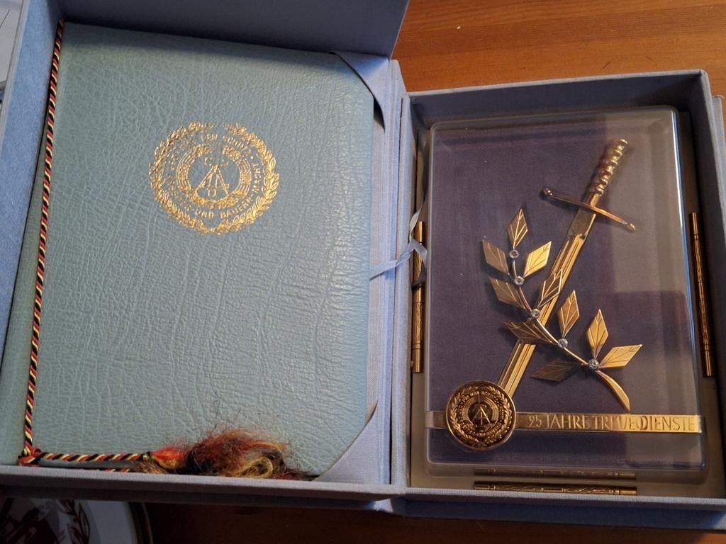NVA erengeschenk trouwe dienst van een Oberstleutnant, Ophalen of Verzenden, Landmacht, Nederland, Embleem of Badge