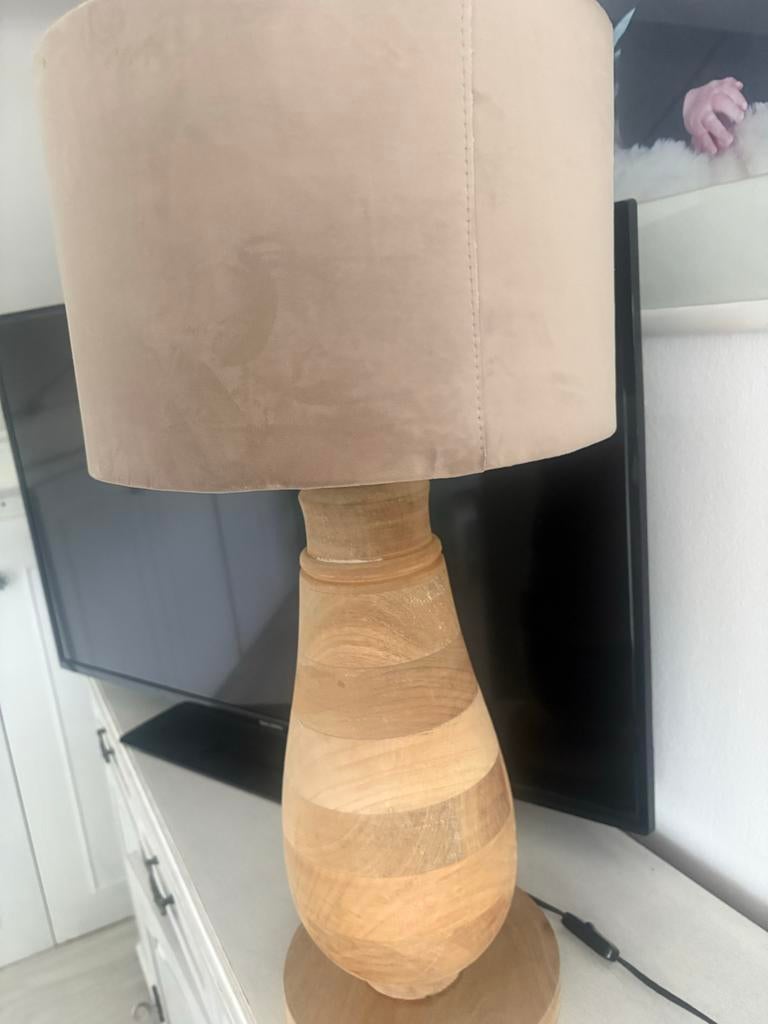 Nude kleurige lamp met houten voet, Ophalen of Verzenden, Gebruikt, Hout, 50 tot 75 cm
