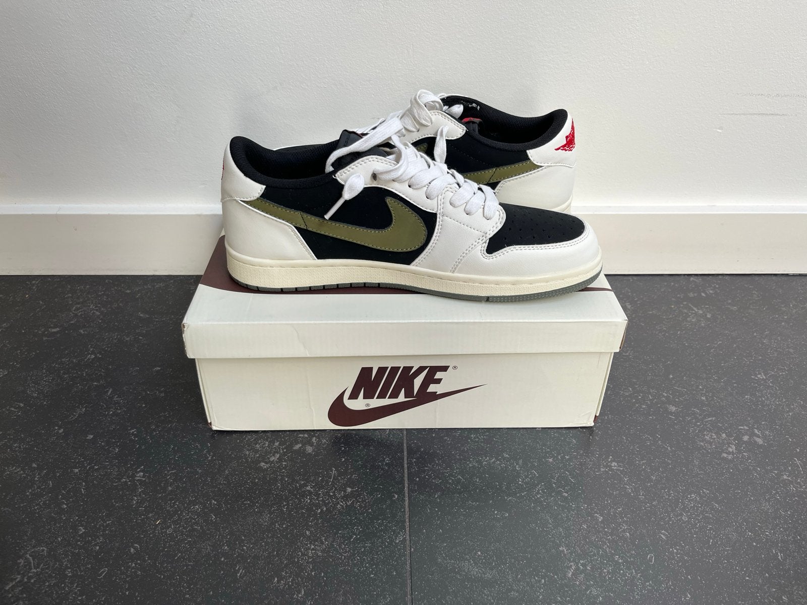 Nike Air Jordan 1 Low OG SP Travis Scott Olive Maat 45, Ophalen of Verzenden, Nieuw, Overige kleuren, Sneakers of Gympen