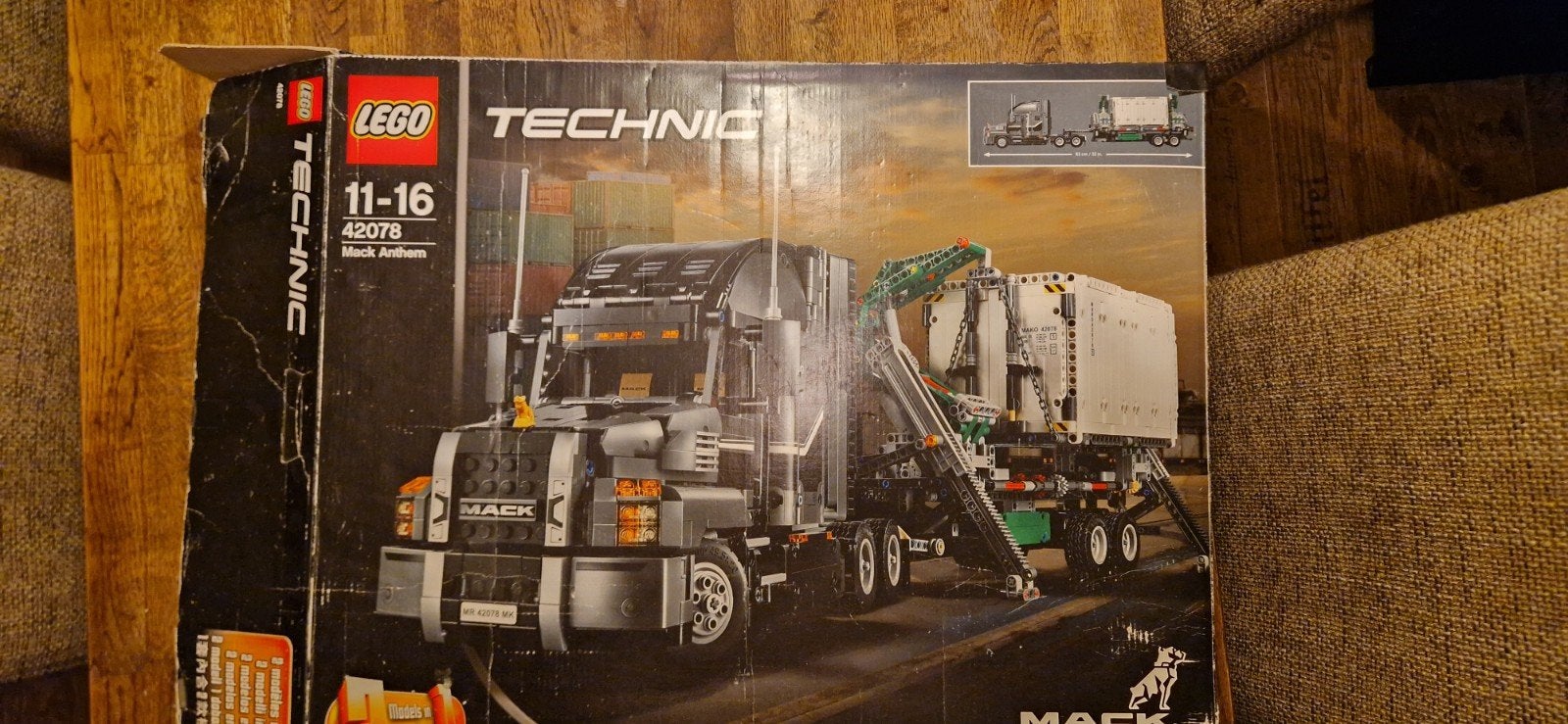 Foto 2 van lego technic mack anthem 42078