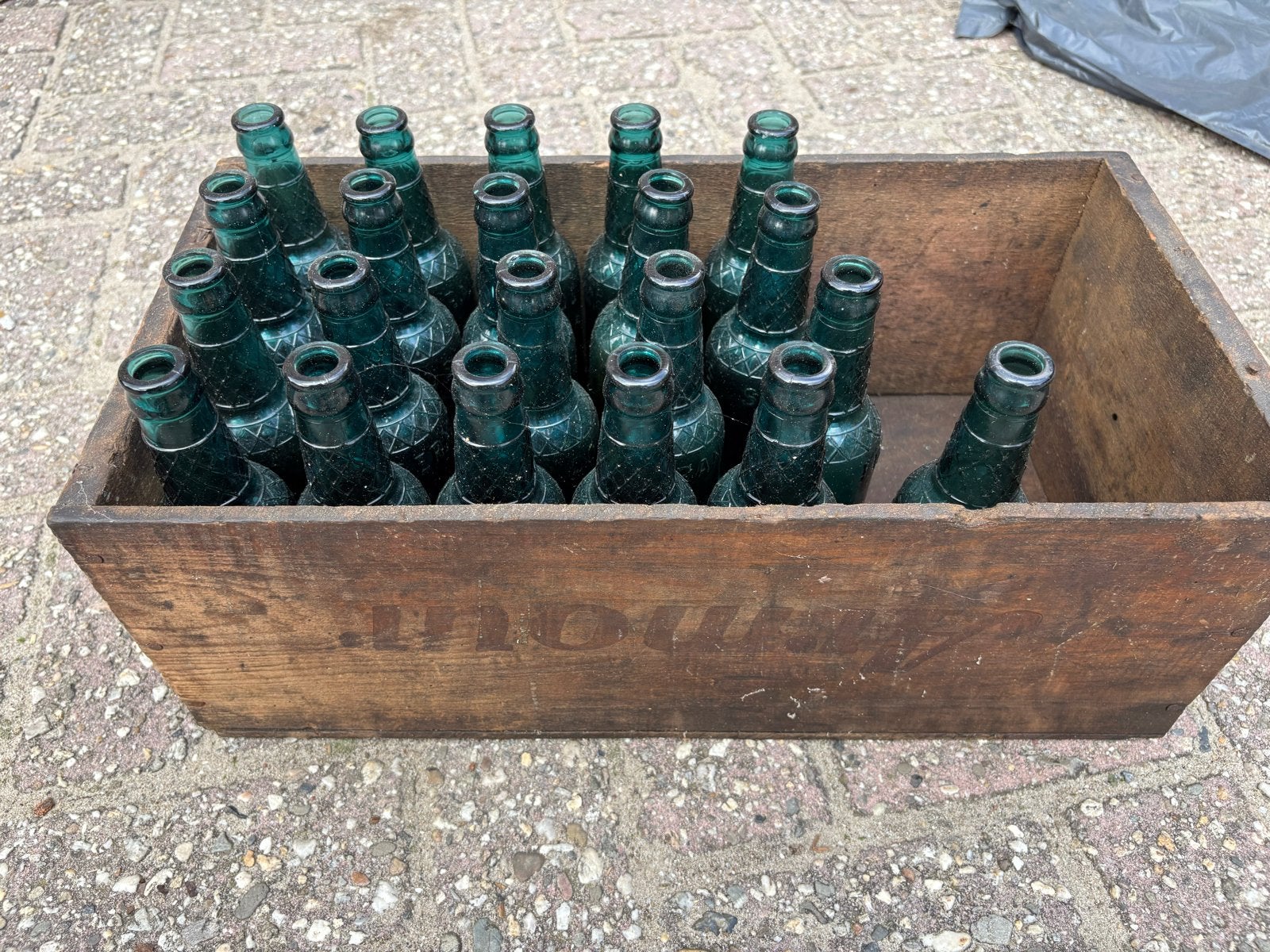 Vintage houten krat met 24 groene flessen, Ophalen