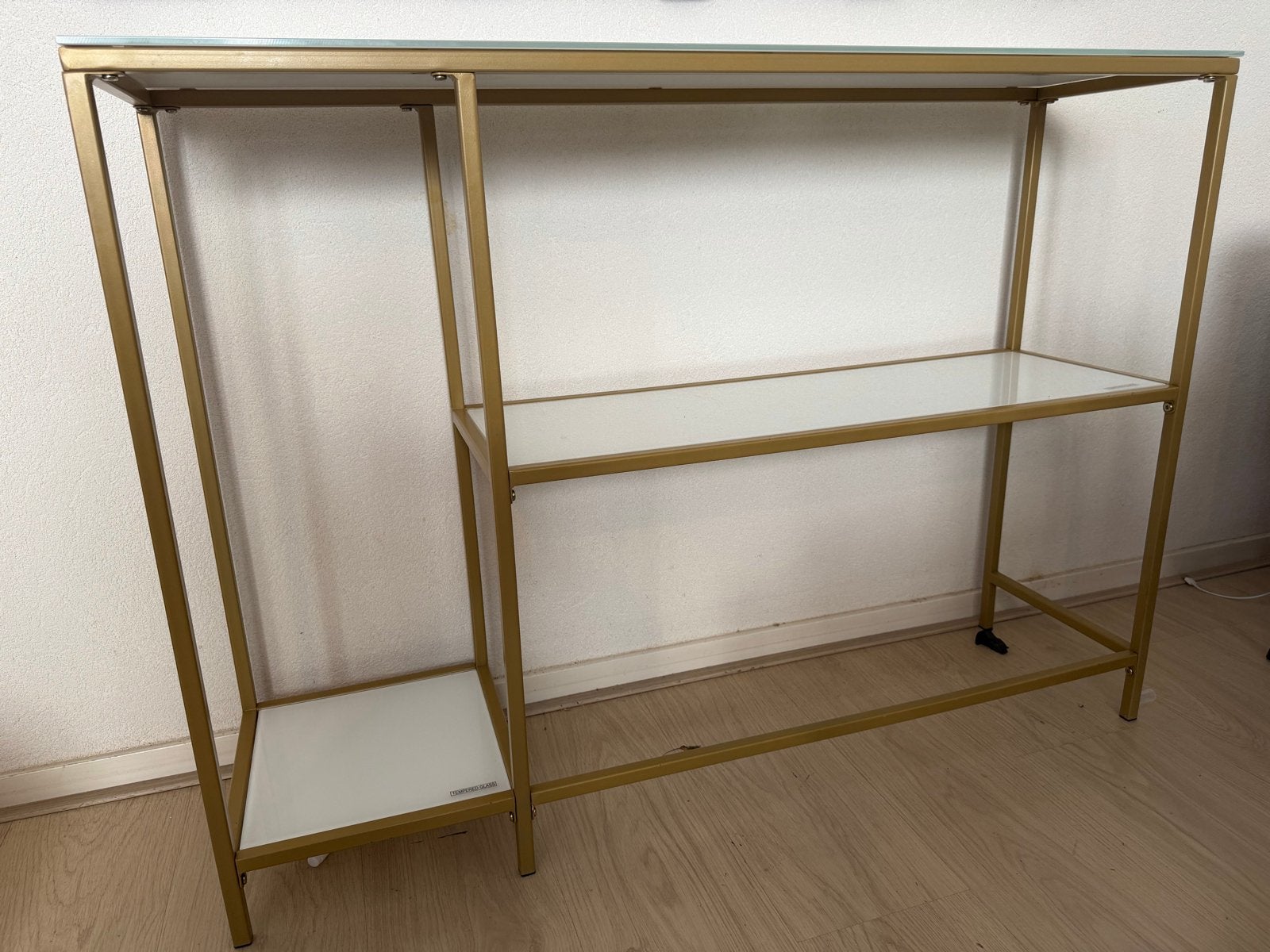 Gouden console tafel met glazen planken, Huis en Inrichting, Ophalen, Met plank(en), 100 tot 150 cm, 25 tot 50 cm