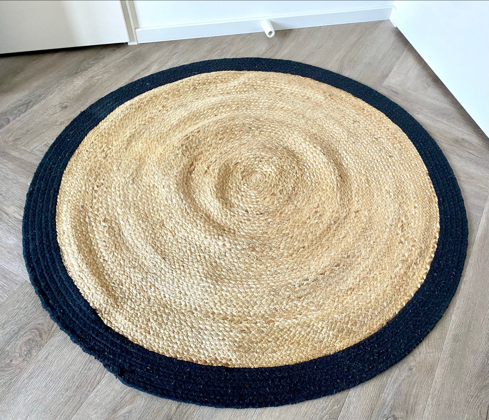 HKliving rond vloerkleed jute met zwarte rand 125 cm, Huis en Inrichting, Stoffering | Tapijten en Kleden, 100 tot 150 cm, Beige