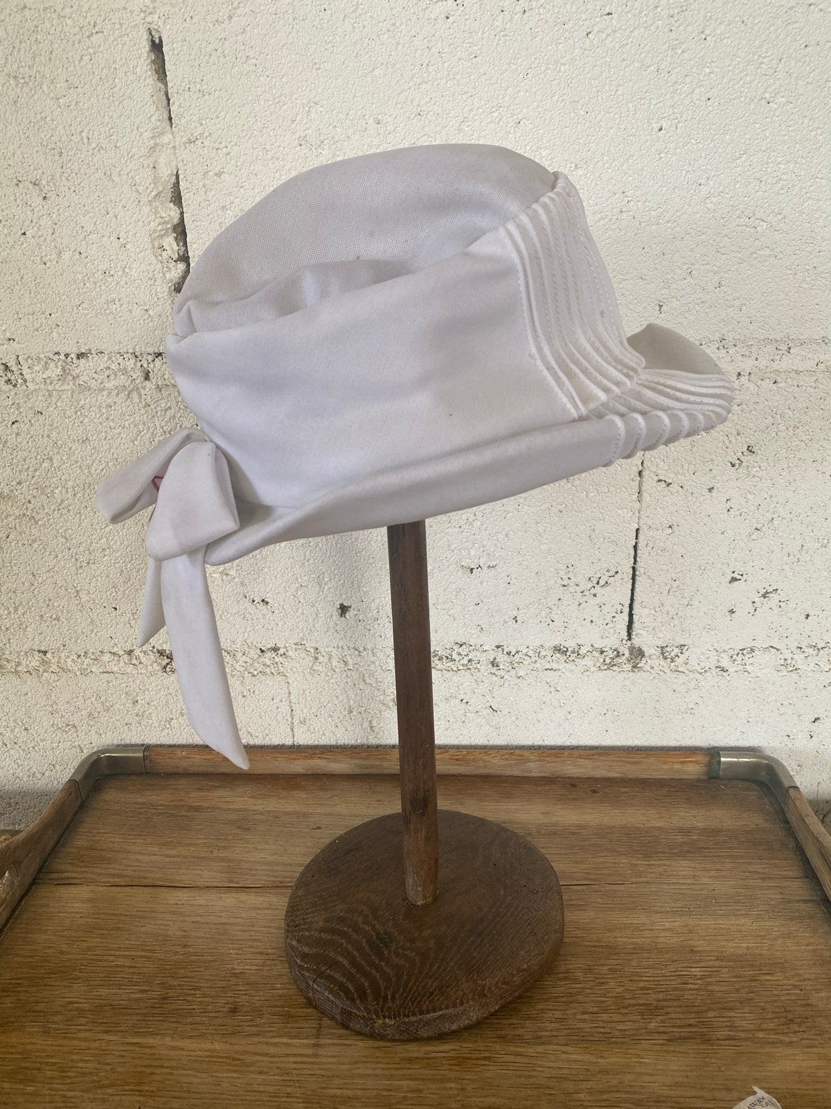 Witte Franse vintage hoed met strik, Ophalen of Verzenden, Zo goed als nieuw, One size fits all, Hoed