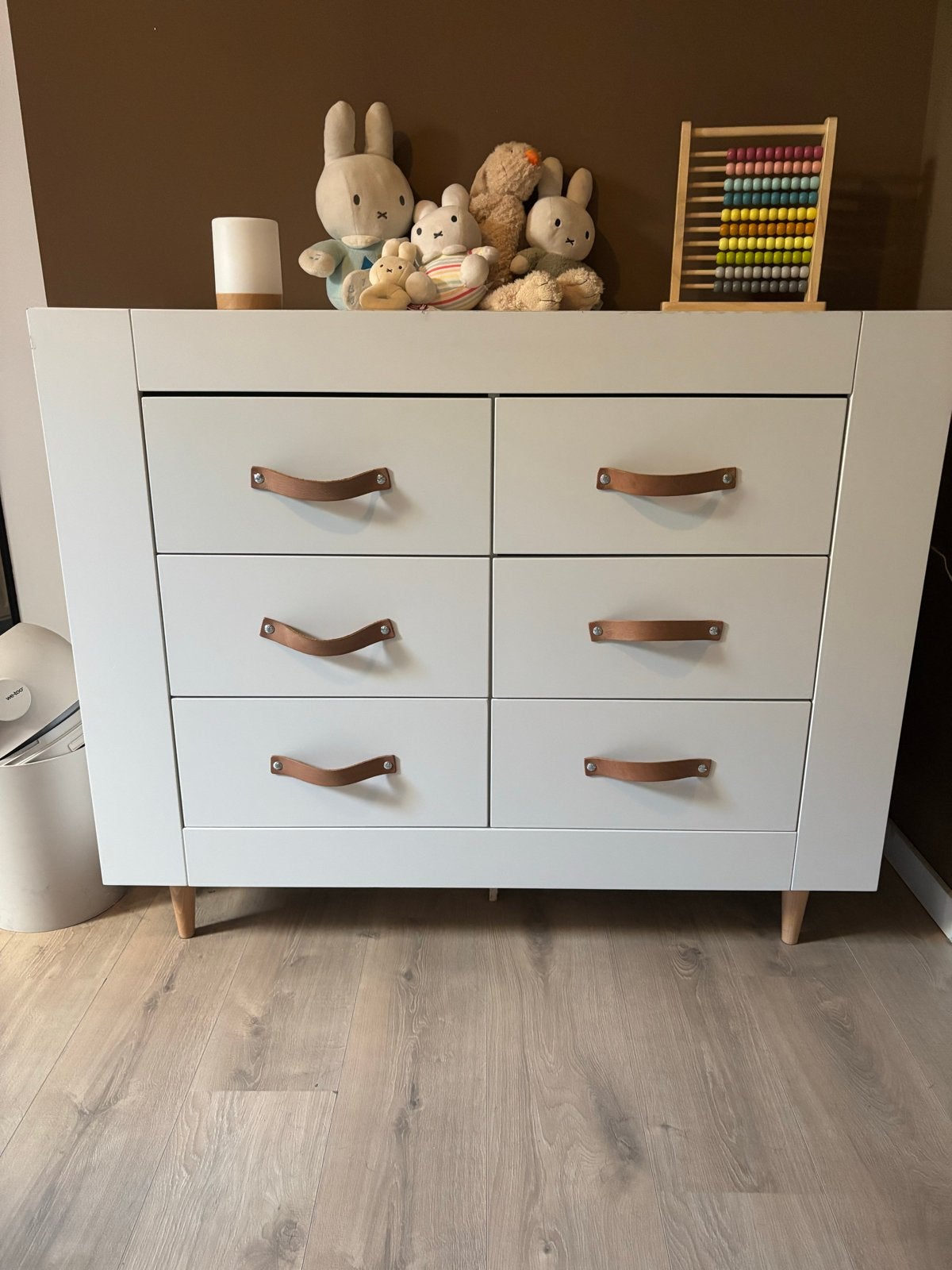 Witte commode met 6 lades en leren handgrepen, Kinderen en Baby's, Kinderkamer | Commodes en Kasten, Ophalen, Gebruikt, 50 tot 70 cm