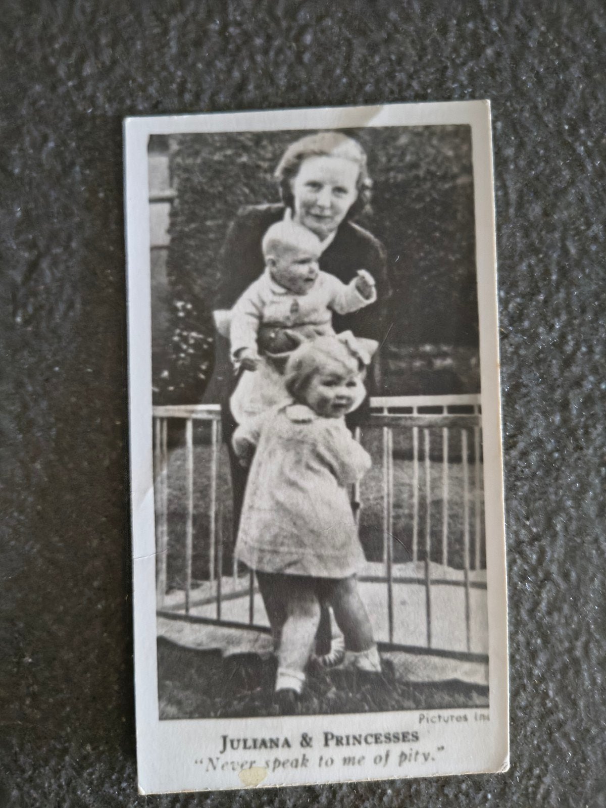 Zeldzame foto Juliana & Prinsessen,Never speak to me of pi, Verzamelen, Koninklijk Huis en Royalty, Ophalen of Verzenden, Gebruikt