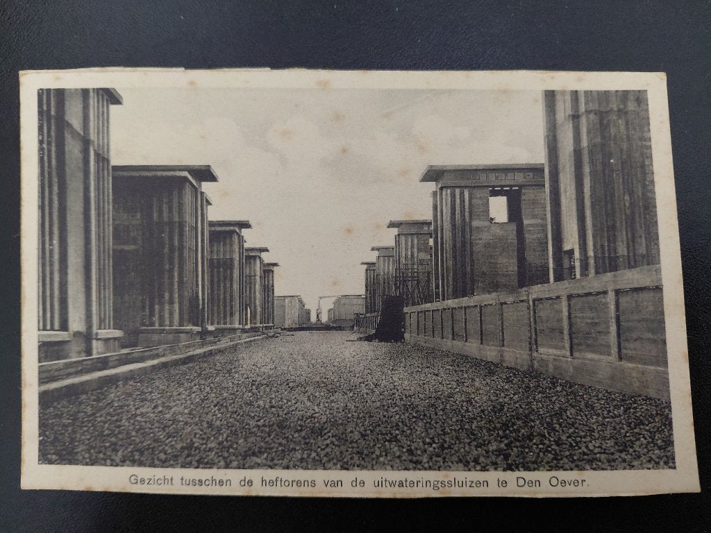 Gezicht tusschen de heftorens afwateringssluizen Den Oever., Verzenden, 1920 tot 1940, Ongelopen, Noord-Holland