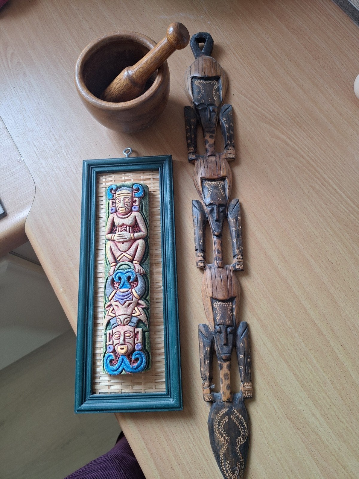Decoratie, niet-westerse kunstobjecten: vijzel, totem en bee, Antiek en Kunst, Overige typen, Meerkleurig, Overige herkomsten