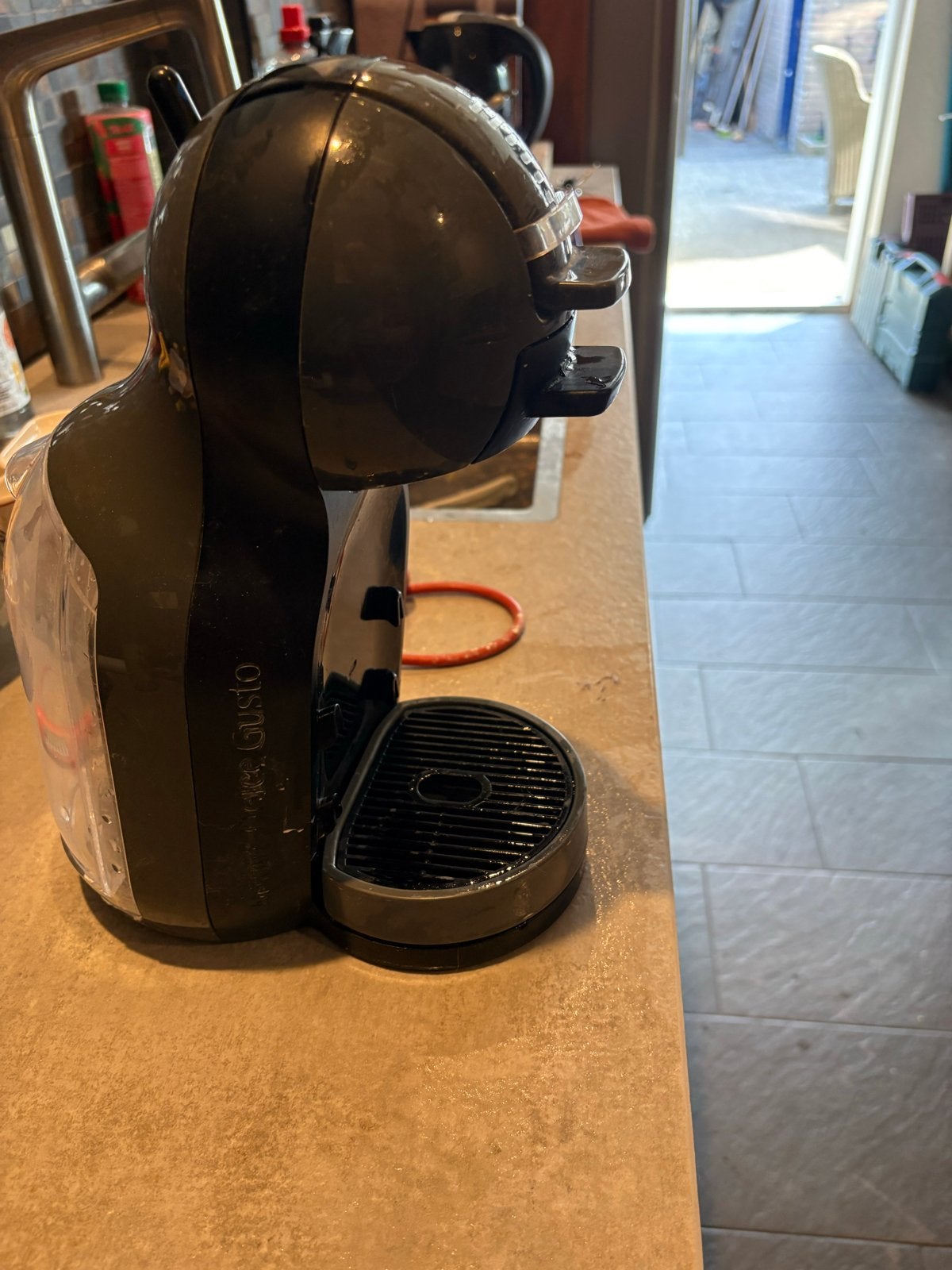 Dolce Gusto koffiezetapparaat - Aangepast voor camper (500W), Witgoed en Apparatuur, Ophalen, Gebruikt, Koffiemachine, Koffiepads en cups