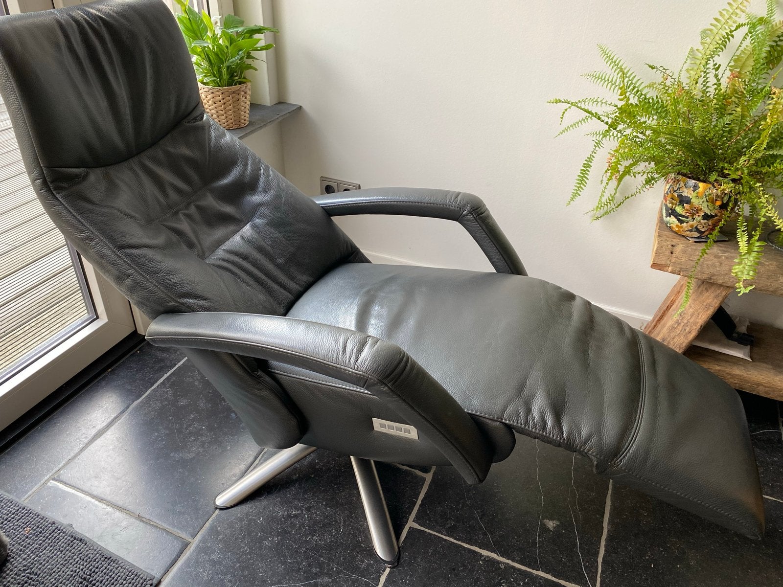 De Toekomst Twice sta-op stoel/relax fauteuil met accu, Huis en Inrichting, Ophalen, Overige kleuren, Leer, Zo goed als nieuw
