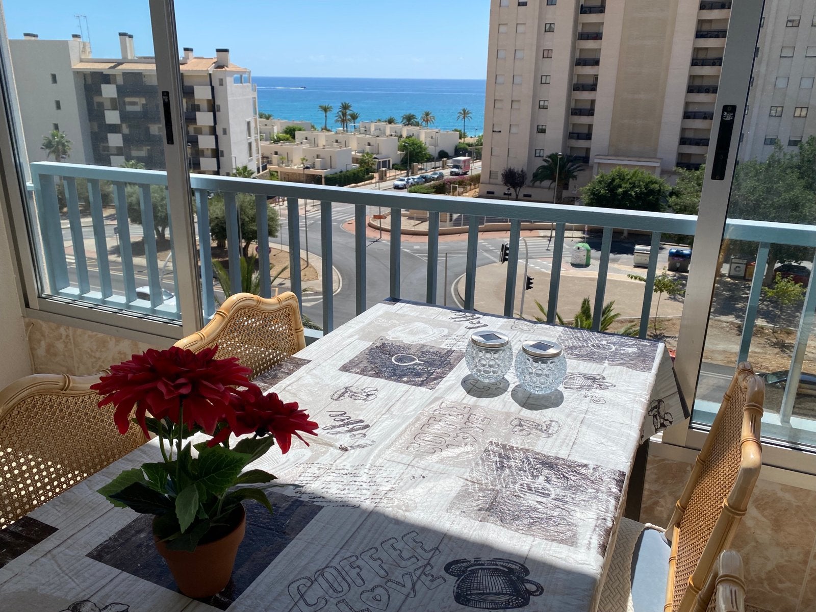 Appartement te huur Costa Blanca in Villjoyosa, Tv