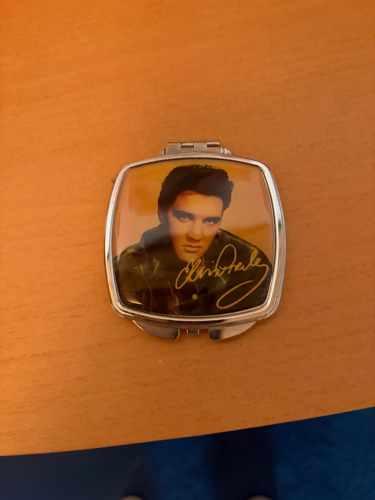 Compact spiegel met Elvis Presley afbeelding en handtekening, Ophalen, Gebruikt, Gebruiksvoorwerp