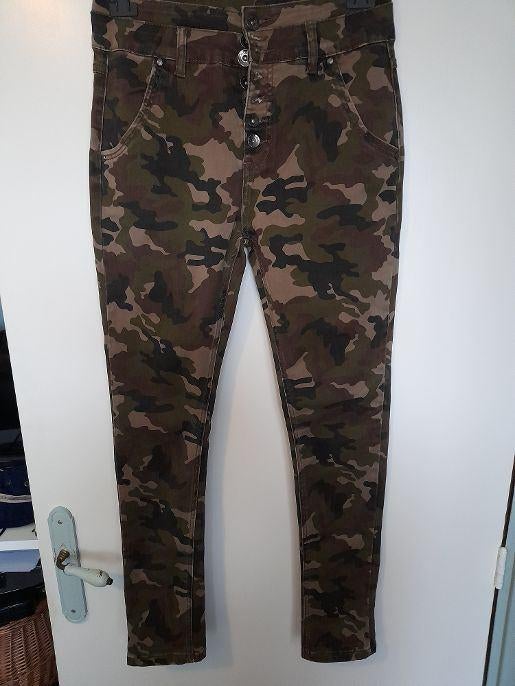 Broek mt M Camouflage knoopsluiting, Ophalen of Verzenden, Zo goed als nieuw, Overige kleuren, Lang