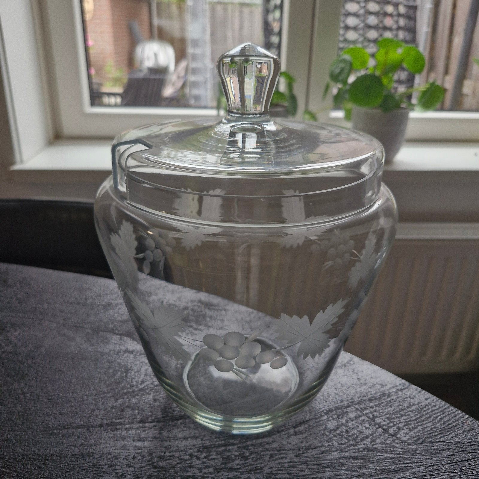 Glazen pot met deksel en druivenmotief, Antiek en Kunst, Ophalen of Verzenden