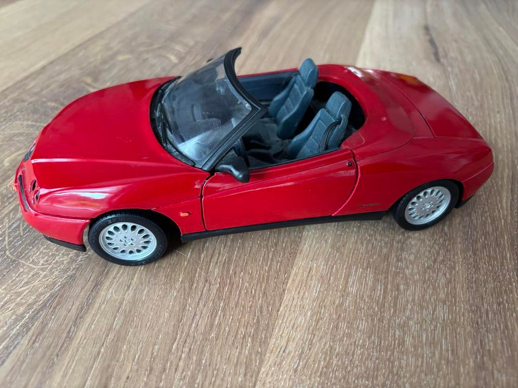Modelauto Alfa Romeo Spider 1:18 - Maisto, Ophalen of Verzenden, Gebruikt, Auto, Maisto