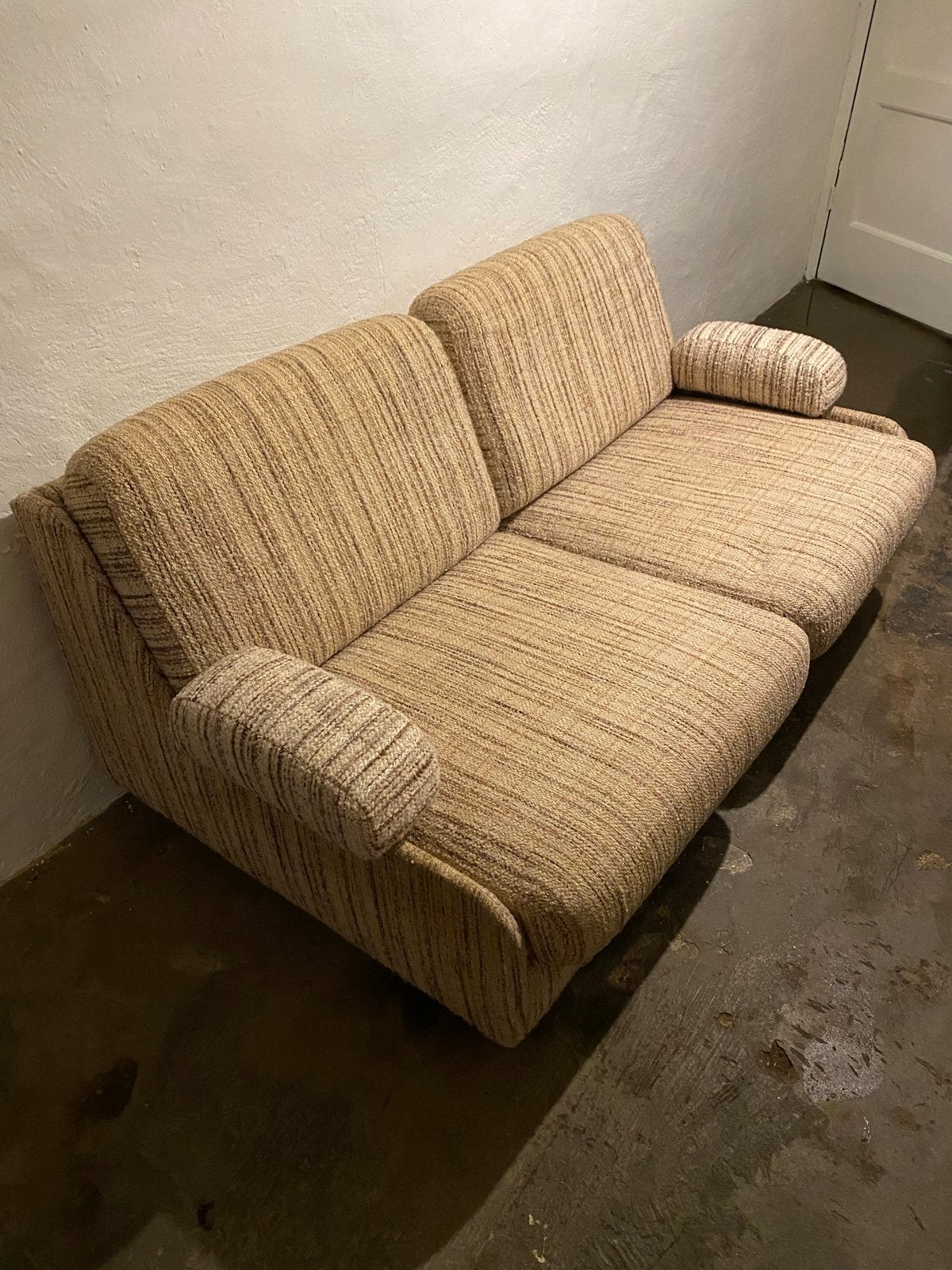 Vintage tweepersoonsbank in beige stof, Ophalen, Gebruikt, 150 tot 200 cm, Tweepersoons