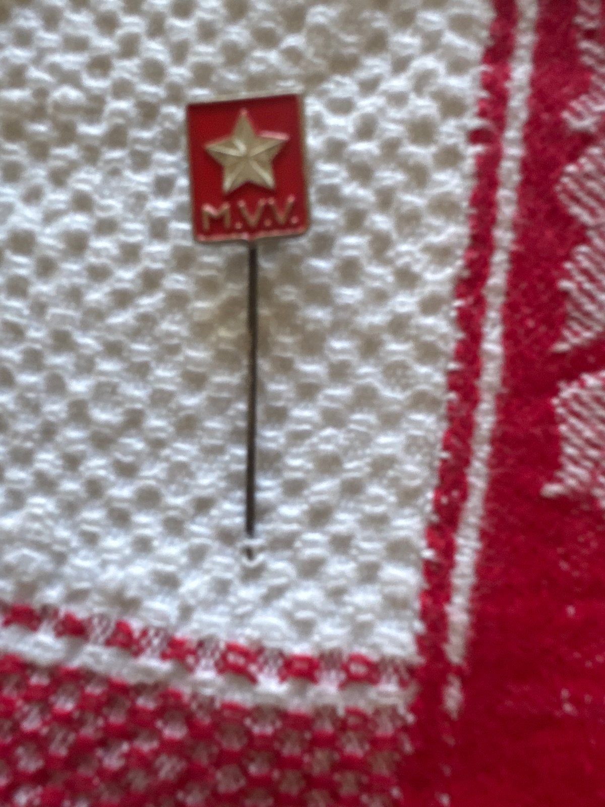 Vintage M.V.V. Speldje - Rood met Gouden Ster, Verzamelen, Ophalen of Verzenden, Gebruikt, Overige onderwerpen, Speldje of Pin