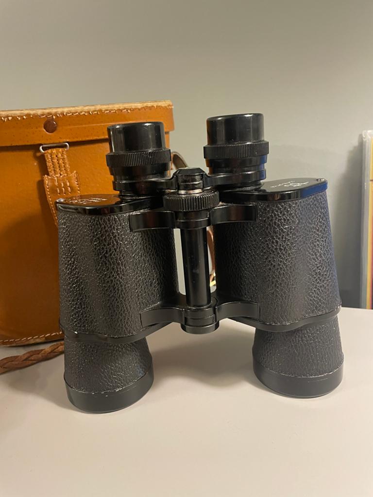 Vintage Verrekijker 7x50 met Leren Tas - Goede Staat, Minder dan 8x, Zo goed als nieuw, Met hoes of tas, Porro (met knik)