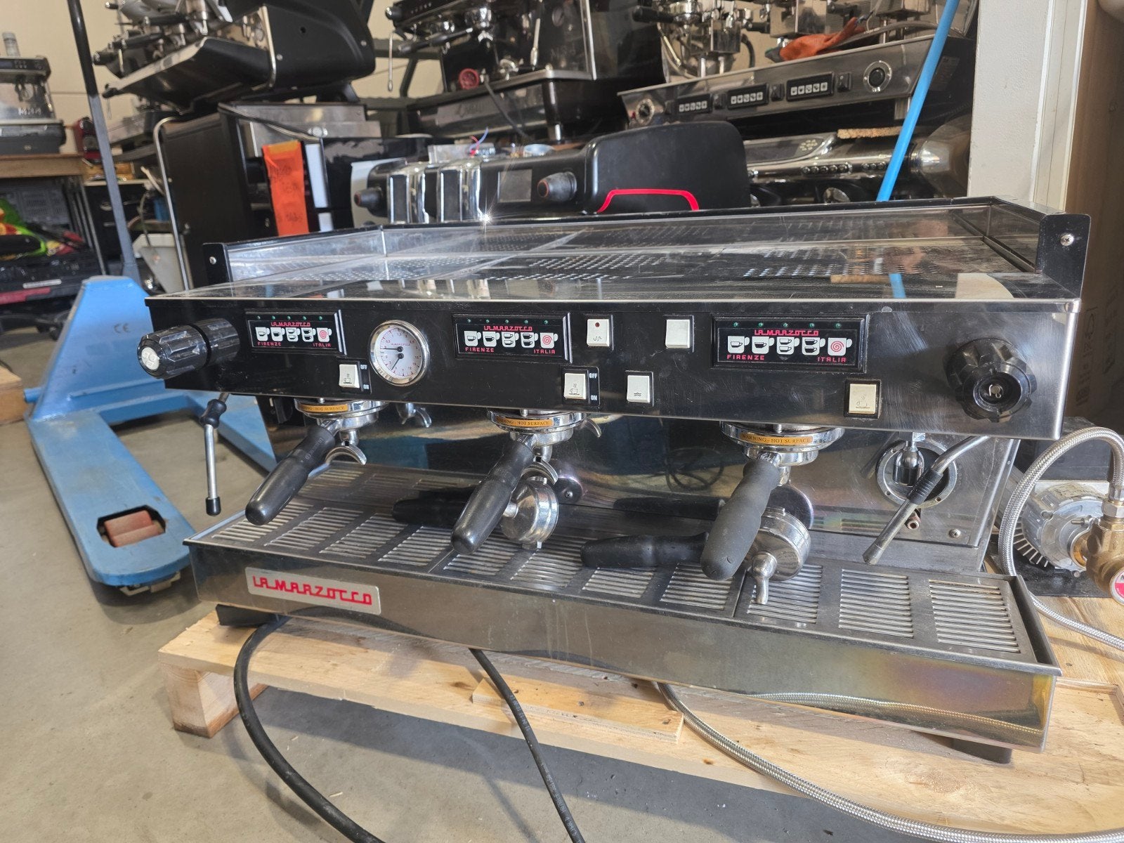La Marzocco Linea 3-groeps Koffiemachine - Uitstekende Staat, Espresso apparaat, 10 kopjes of meer, Zo goed als nieuw, Gemalen koffie