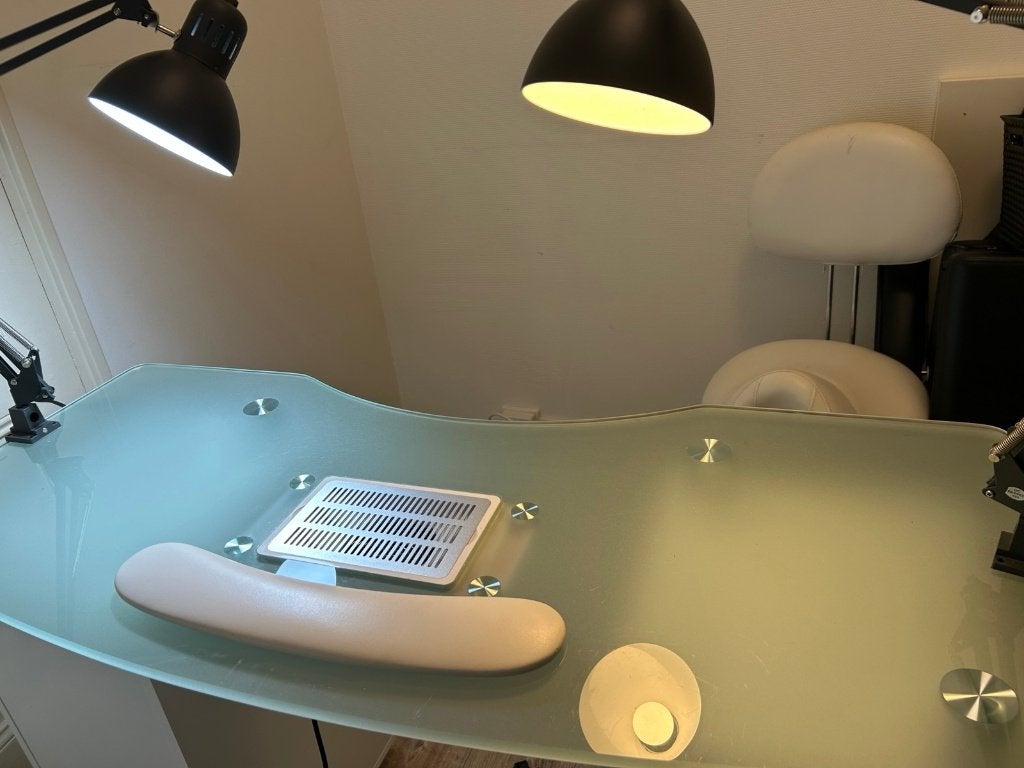 Manicure tafel met afzuigkap., Nagels lakken