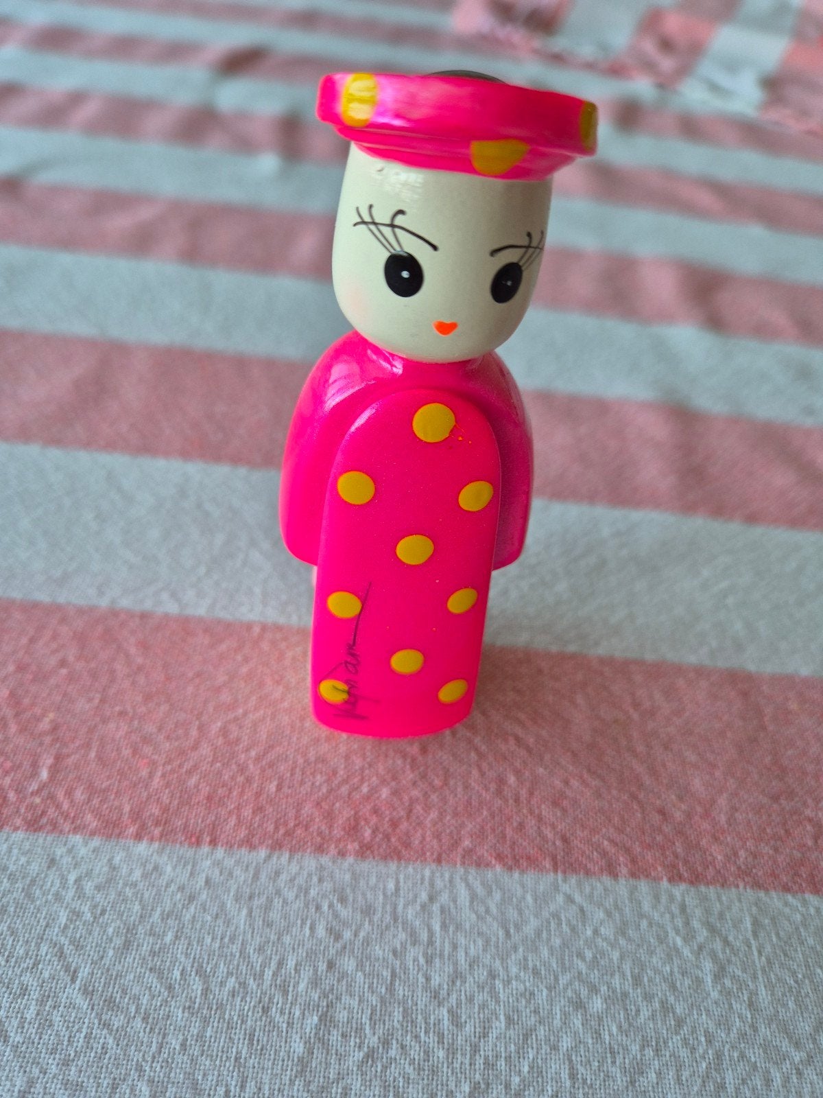 Nieuw houten poppetje roze met gele stippen, Ophalen of Verzenden, Nieuw