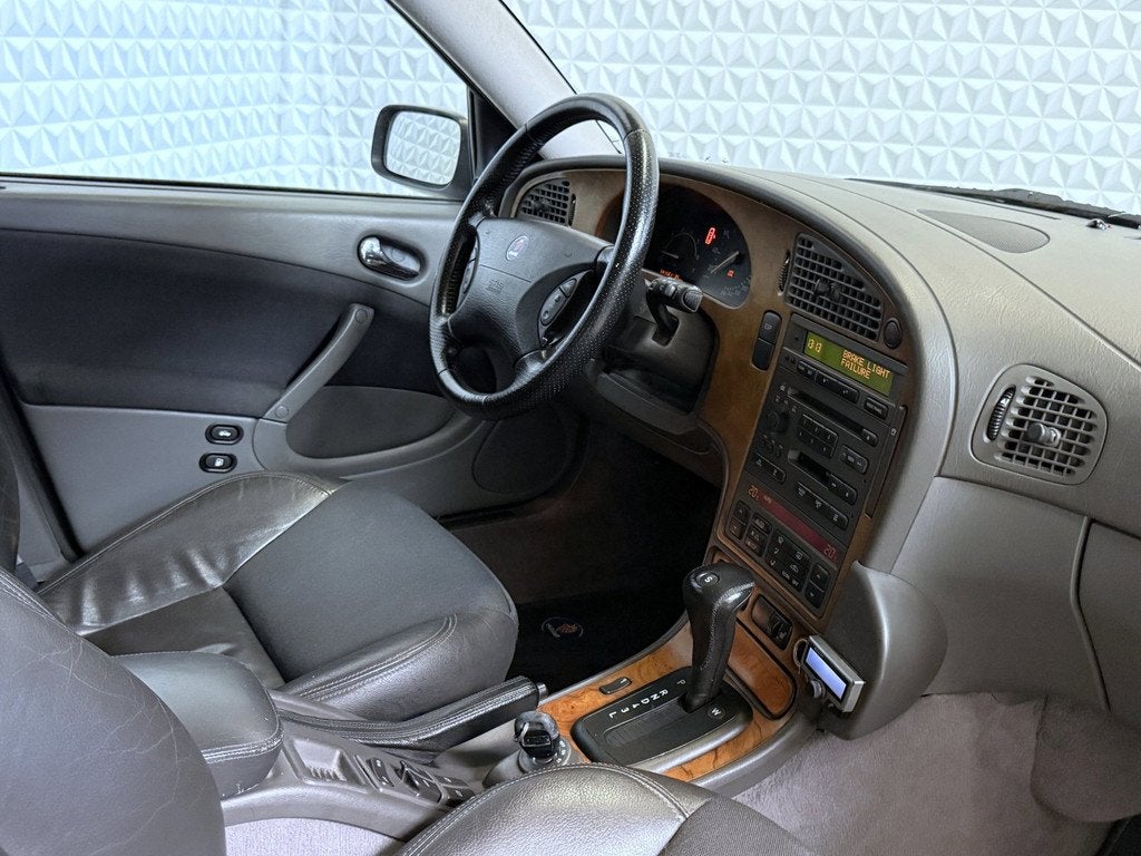 Saab 9-5 Estate 2.3 Turbo Aero AUTOMAAT 184KW / 250PK! (2002, Auto's, Saab, Zwart, 4 cilinders, 2290 cc, Automatische klimaatregeling