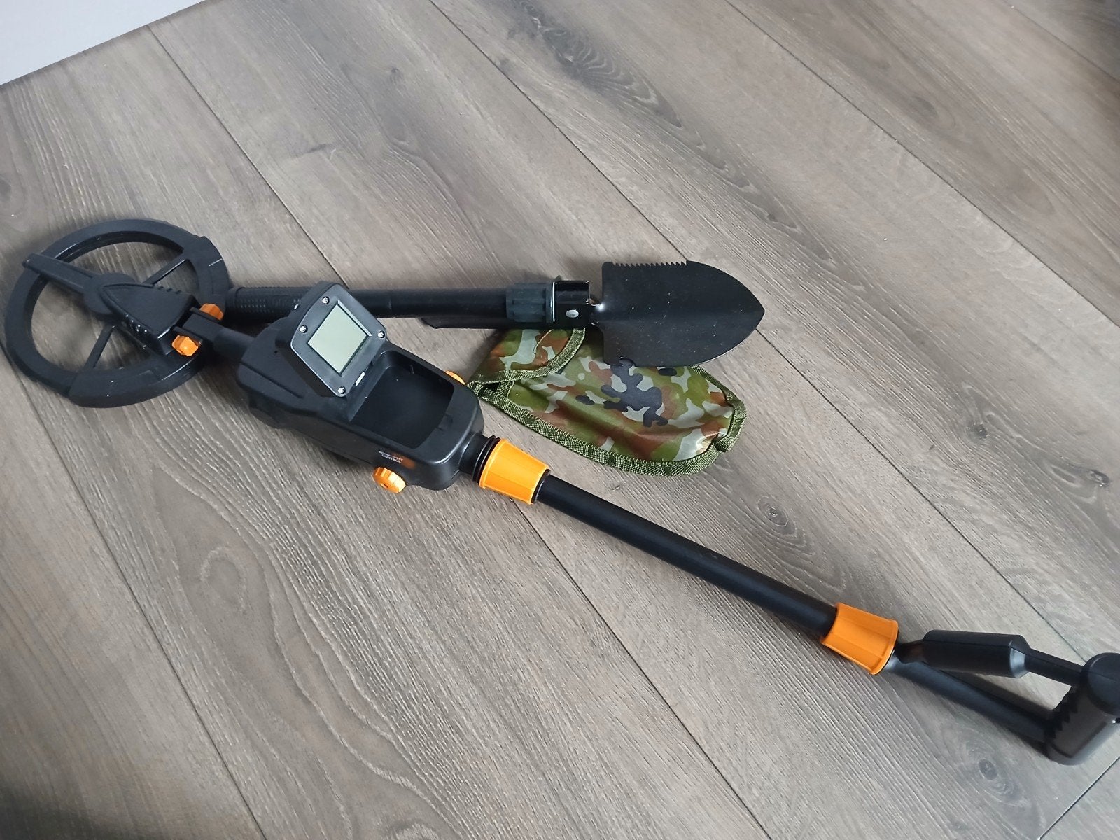 Metaaldetector met schepje - Zo goed als nieuw