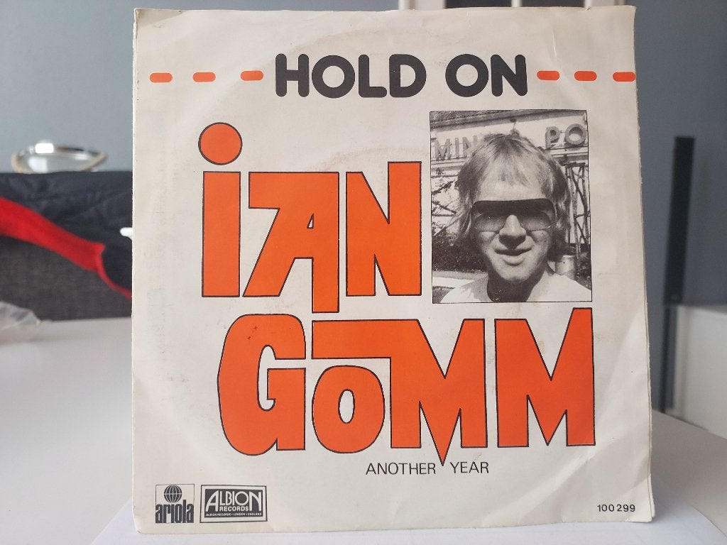 7" Single Ian Gomm - Hold On / Another Year, Gebruikt, 7 inch, Ophalen of Verzenden, Pop