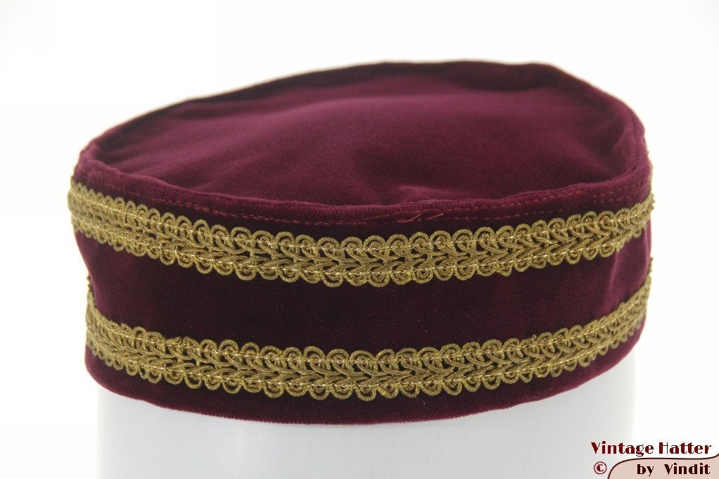 vintage Oosters hoedje bordeaux paars fluweel met goud 56, Kleding | Heren, Onbekend of Merkloos, Ophalen of Verzenden, Advertenties@vintagehatter.com