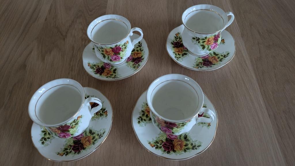 'Pink Roses' kopjes en schotels, Huis en Inrichting, Keuken | Servies, Gebruikt, Ophalen of Verzenden, Overige stijlen, Kop(pen) en/of Schotel(s)