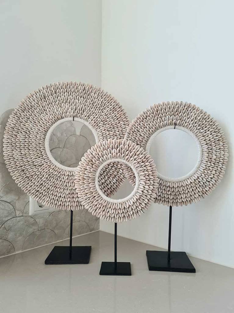 Schelpenkrans op standaard Anisa uit Bali, Ophalen of Verzenden, Natuurlijk materiaal, 6951nk, Nieuw