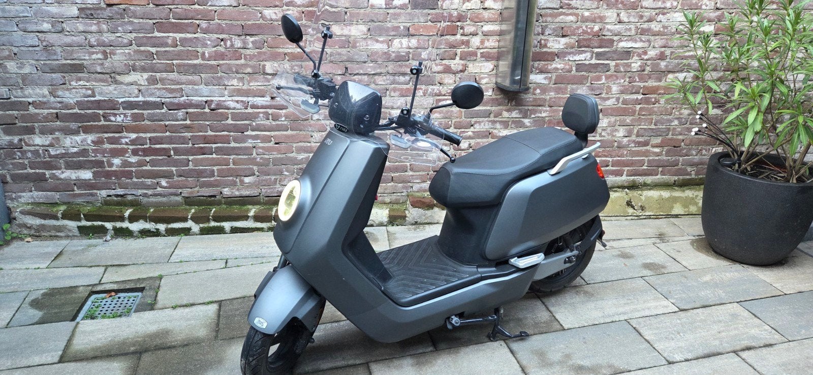 NIU N1S - Incl. sloten, windscherm, rugsteun en alarm, Fietsen en Brommers, Snorfietsen en Snorscooters, Ophalen, Elektrisch, Zo goed als nieuw