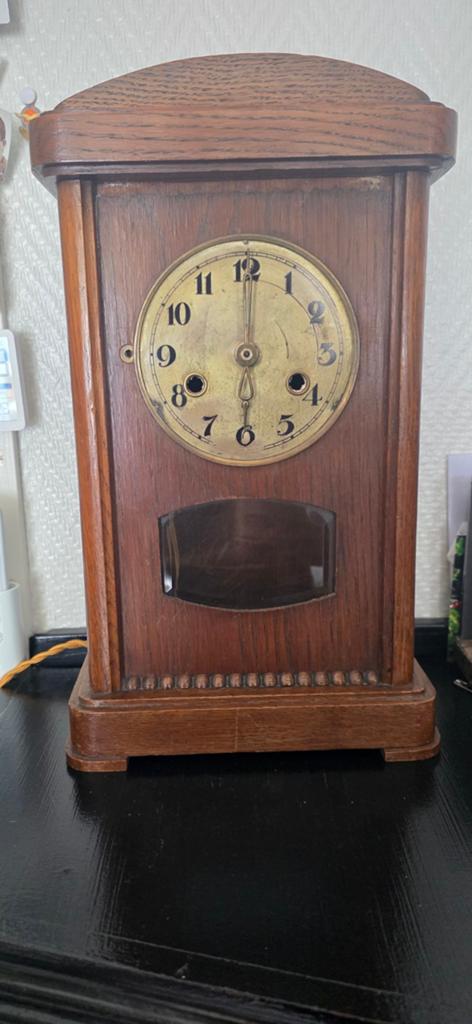 Antieke houten tafelklok met messing wijzerplaat, Ophalen of Verzenden