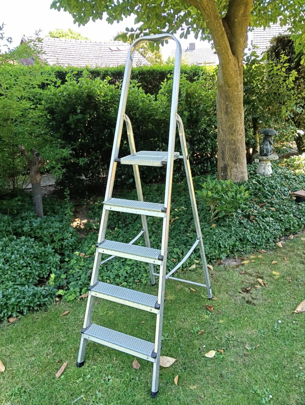 Huishoudtrap (Leifheit) met 4 treden en plateau, Doe-het-zelf en Verbouw, Ladders en Trappen, Ophalen, Gebruikt, Trap, Opvouwbaar of Inschuifbaar