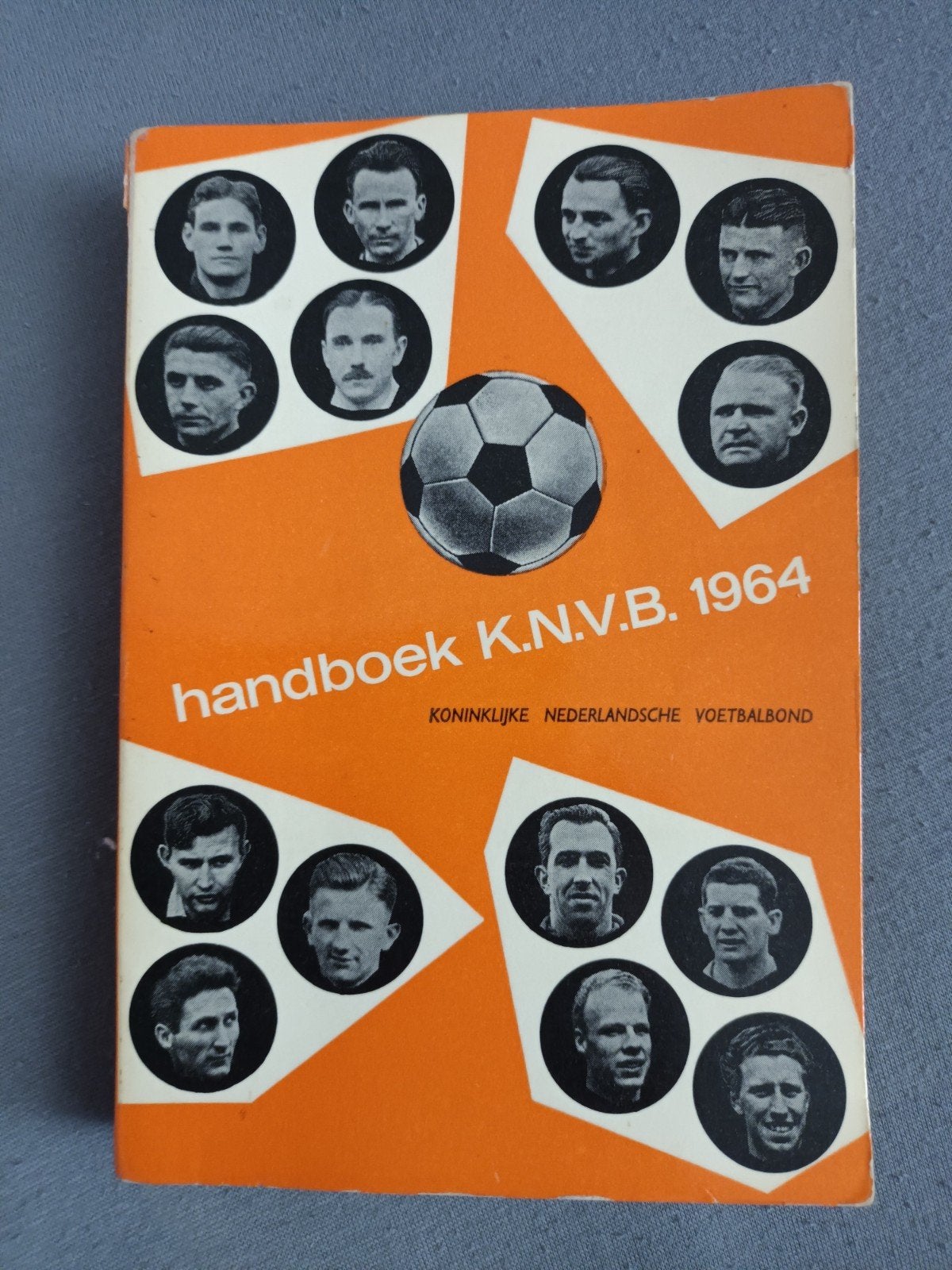 KNVB Handboek 1964 - Koninklijke Nederlandse Voetbalbond, Ophalen of Verzenden, Gelezen, Koninklijke Nederlandse Voetbalbond, Balsport