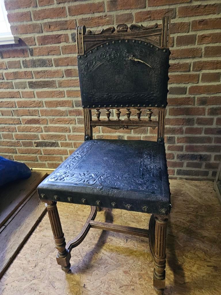 Antieke stoel met bewerkt leer en houtsnijwerk, Antiek en Kunst, Antiek | Meubels | Stoelen en Banken, Ophalen of Verzenden